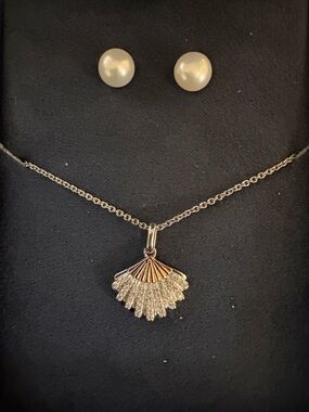 Elegant Pearl and Fan Pendant Necklace - White and Rose Gold